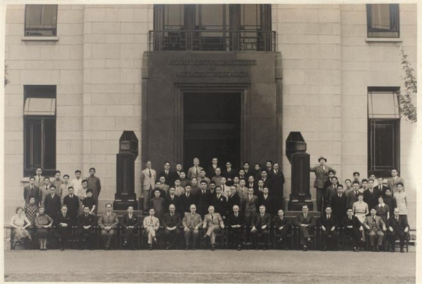 图为1935年5月，，雷士德医学钻研院整个成员合影.jpg