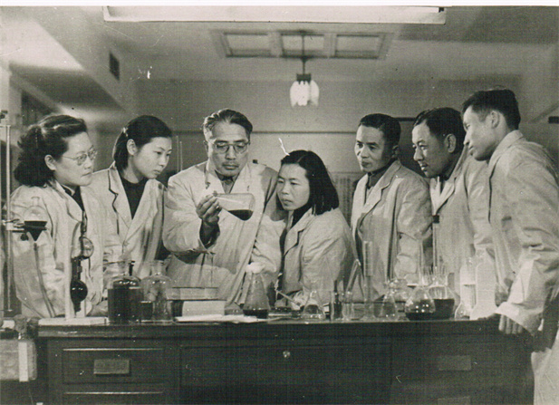 1950年代，，驰名微生物药物学家，，后任上海医药工业钻研院抗生素室主任、副院长、名望院长的童村，，与科研人员在一路发展课题钻研。！.jpg