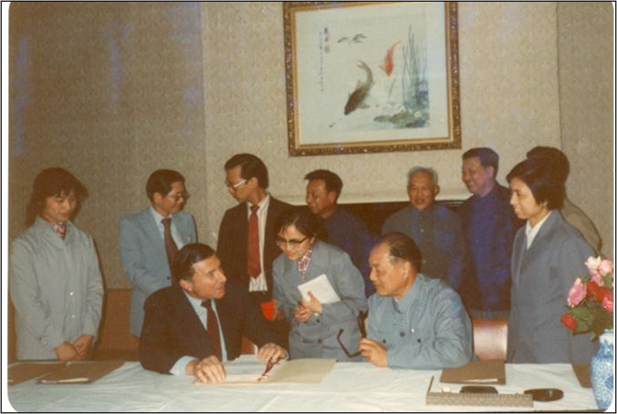 1982年5月，，上海施贵宝合伙签约典礼，，是中国鼎新盛开以来成立的第一家中美合伙制药企业。。.png