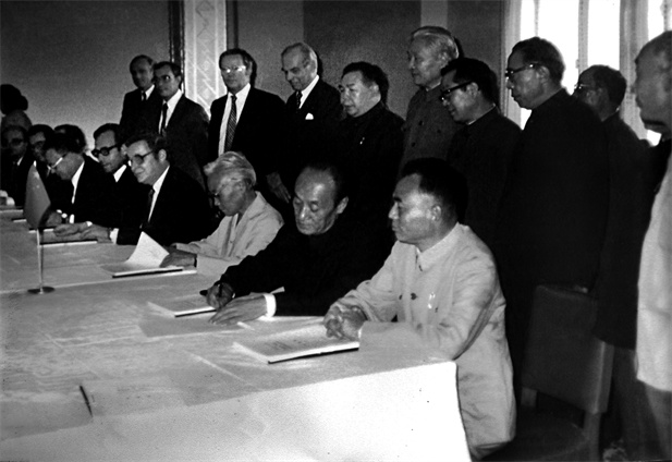 1982年11月，，，中瑞合伙企业华瑞制药在京签约.jpg