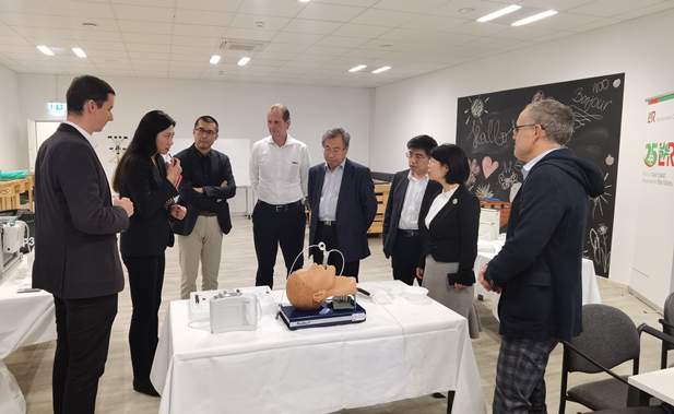 2023年11月10日，，星际娱乐官网董事长刘敬桢应邀率团接见欧洲当先的高端医用耗材提供商洛曼劳仕医疗集团，，与洛曼劳仕集团总裁、、首席执行官沃尔夫冈·聚斯勒和首席运营官托马斯·美尼茨座谈互换.jpg