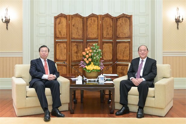 2024年2月26日，，澳门特区行政主座贺一诚会见星际娱乐官网党委书记、董事长刘敬桢一行，，双方就推动大健康产业发展、横琴粤澳深度合作区建设等议题互换定见-1.jpg