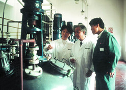 1990年，，，周后元在药厂出产车间领导工作。。1994年周后元当选首批中国工程院院士