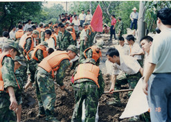 1998年8月15日，，，太极集团派出41名员工组成抗洪抢险队，，，赴湖北荆州抗洪抢险。。
