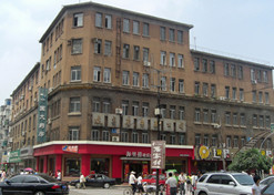 1949年，，东北医药总公司办公楼（位于沈阳市呼和浩特街13 号，，其中第一至第三层为30年代原构筑，，第四层以上为80  年代所接盖